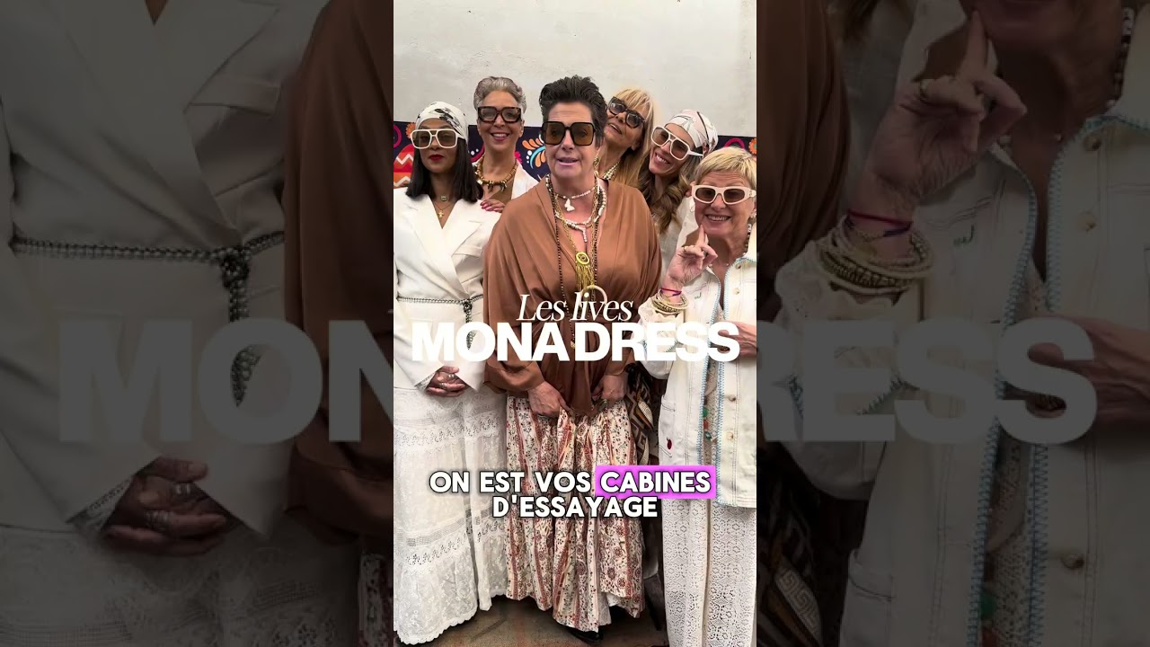 Six femmes souriantes en tenues blanches, beiges et terracotta, lunettes de soleil et bijoux superposés — vignette de la vidéo « Les lives Mona Dress : on est vos cabines d'essayage ».